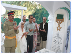 Major General Raza Muhammad, General Officer Commanding, offering fateha at the Grave of Major Shabbir Sharif Shaheed